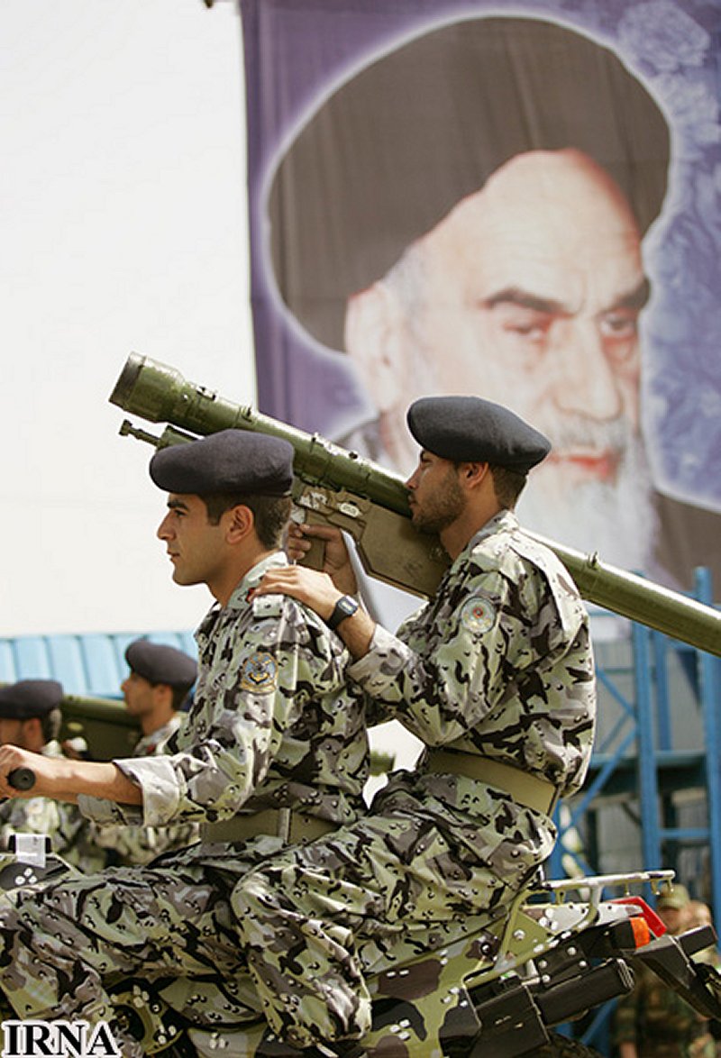 Annual_Day_Parade_Iranian_soldiers_spy_tank_001.jpg